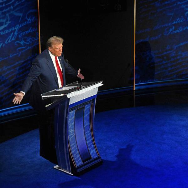 Der republikanische Präsidentschaftskandidat und ehemalige US-Präsident Donald Trump und die demokratische Präsidentschaftskandidatin und US-Vizepräsidentin Kamala Harris nehmen an einer ABC News Präsidentschaftsdebatte im National Constitution Center teil.