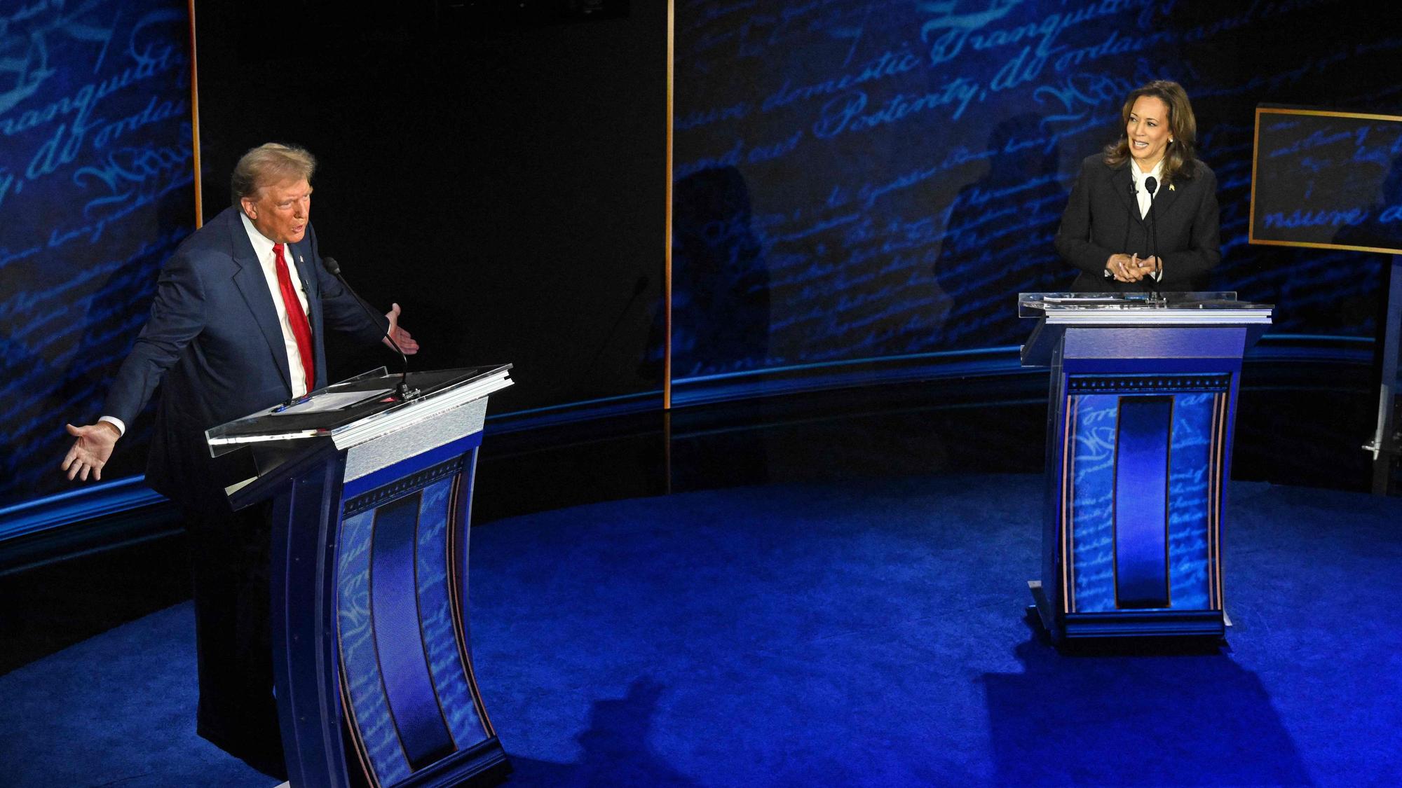 Der republikanische Präsidentschaftskandidat und ehemalige US-Präsident Donald Trump und die demokratische Präsidentschaftskandidatin und US-Vizepräsidentin Kamala Harris nehmen an einer ABC News Präsidentschaftsdebatte im National Constitution Center teil.