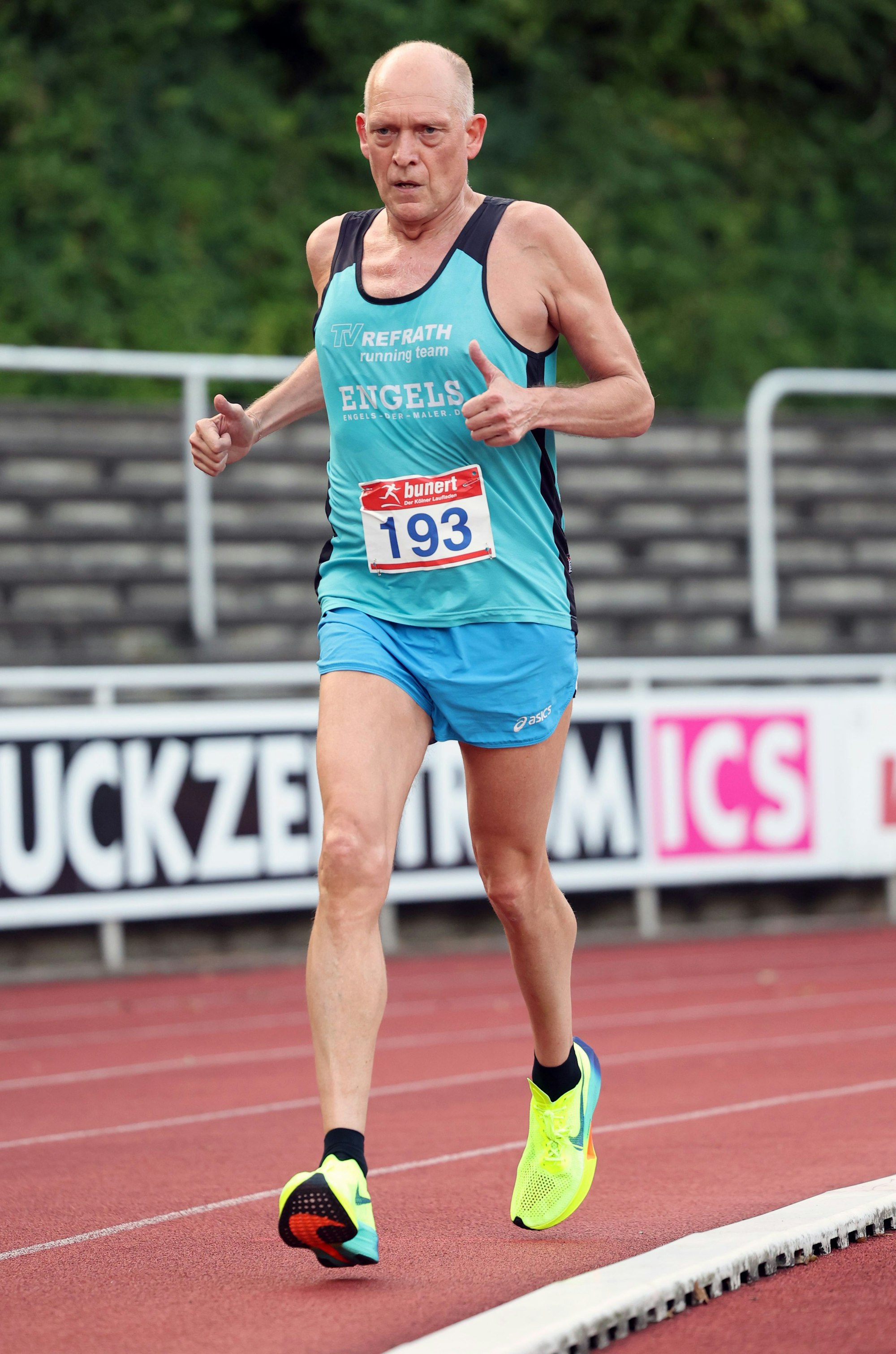 Heiko Wilmes läuft im Trikot des TV Refrath über die Tartanbahn.