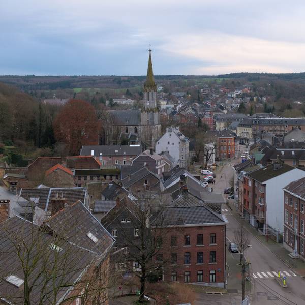 Blick von einer erhöhten Position auf die Stadt Eupen und eine dortige Hauptstraße. Im Hintergrund ist eine Kirche zu sehen. Die Bäume tragen keine Blätter, das Foto ist im Winter aufgenommen. Hier hatten Profis des 1.FC Köln eine Scheinadresse als Wohnsitz angemeldet, um in Deutschland Steuern zu sparen
