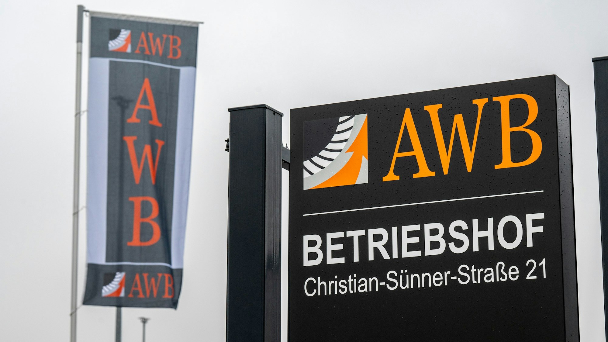 Schild und Fahne des AWB Betriebshof in Kalk.
