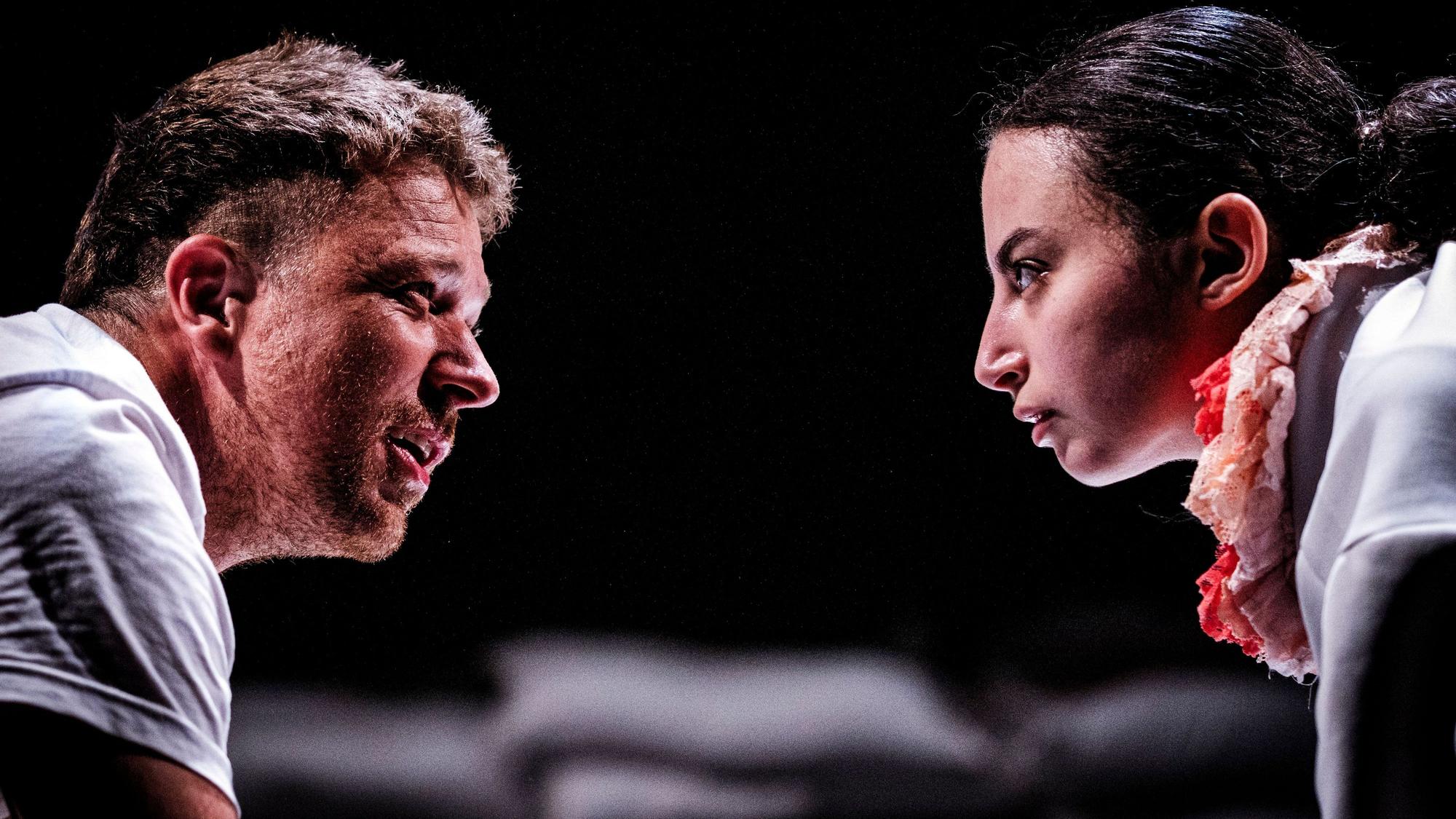 Thomas Brandt und Chaymae M'stfa in "Der Bau", Theater der Keller, September 2024
