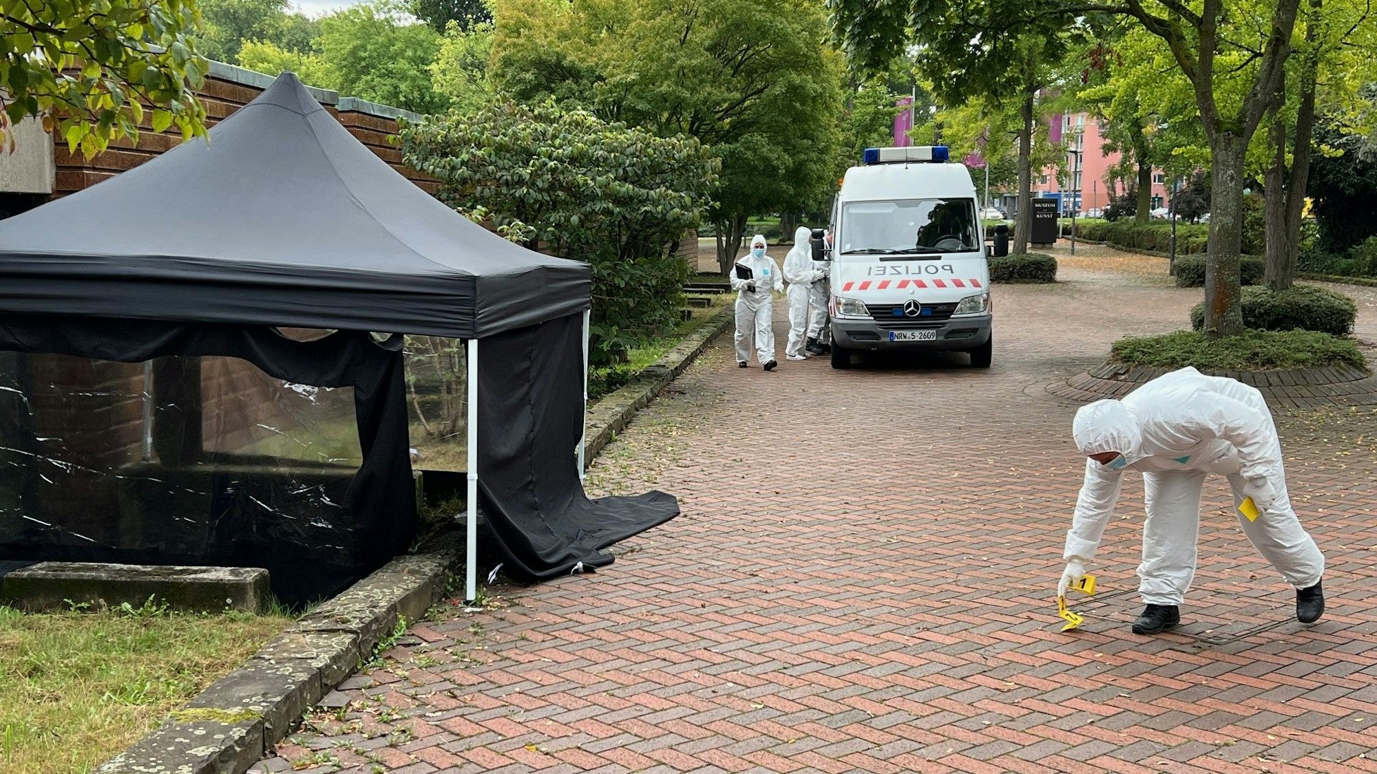 Am Morgen nach dem Einbruch (13.09.2023) sichern Polizisten Spuren auf dem Parkplatz vor dem Museum für Ostasiatische Kunst.
