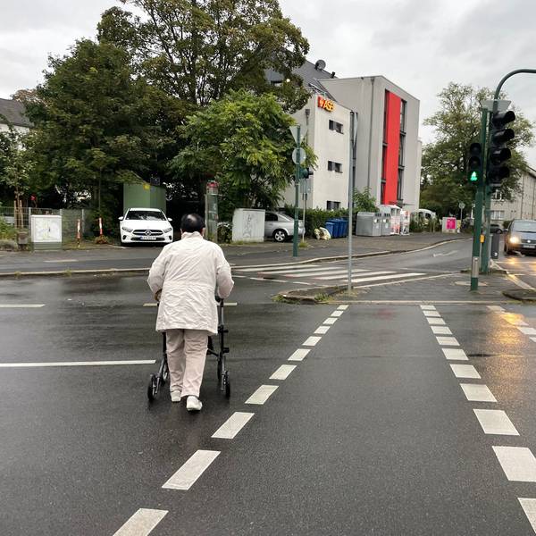 Die Ampel an der Kreuzung Mauspfad/Gustav-Heinemann-Straße sei viel zu kurz grün, finden die Manforter.