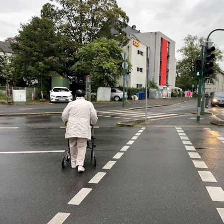 Die Ampel an der Kreuzung Mauspfad/Gustav-Heinemann-Straße sei viel zu kurz grün, finden die Manforter.