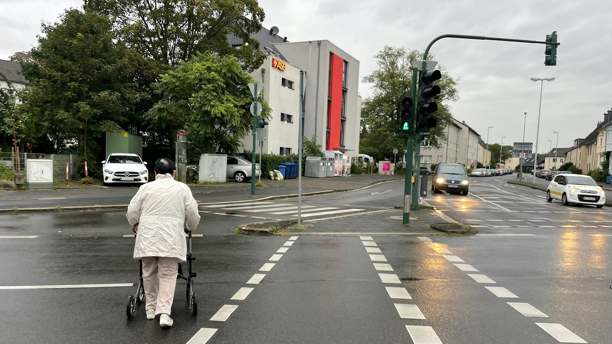 Die Ampel an der Kreuzung Mauspfad/Gustav-Heinemann-Straße sei viel zu kurz grün, finden die Manforter.