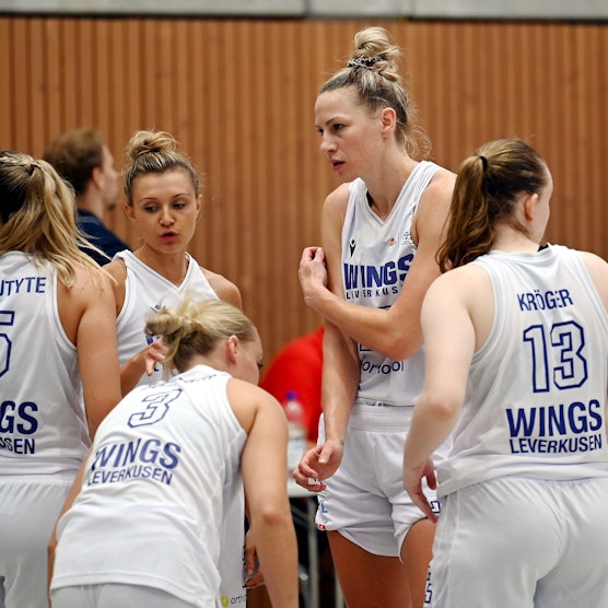 30.08.2024, Basketball-Wings Leverkusen - Rhöndorf
links: Cassidy Mihalko (Wings)
rechts: Lisa Koop (Wings)
Foto: Uli Herhaus