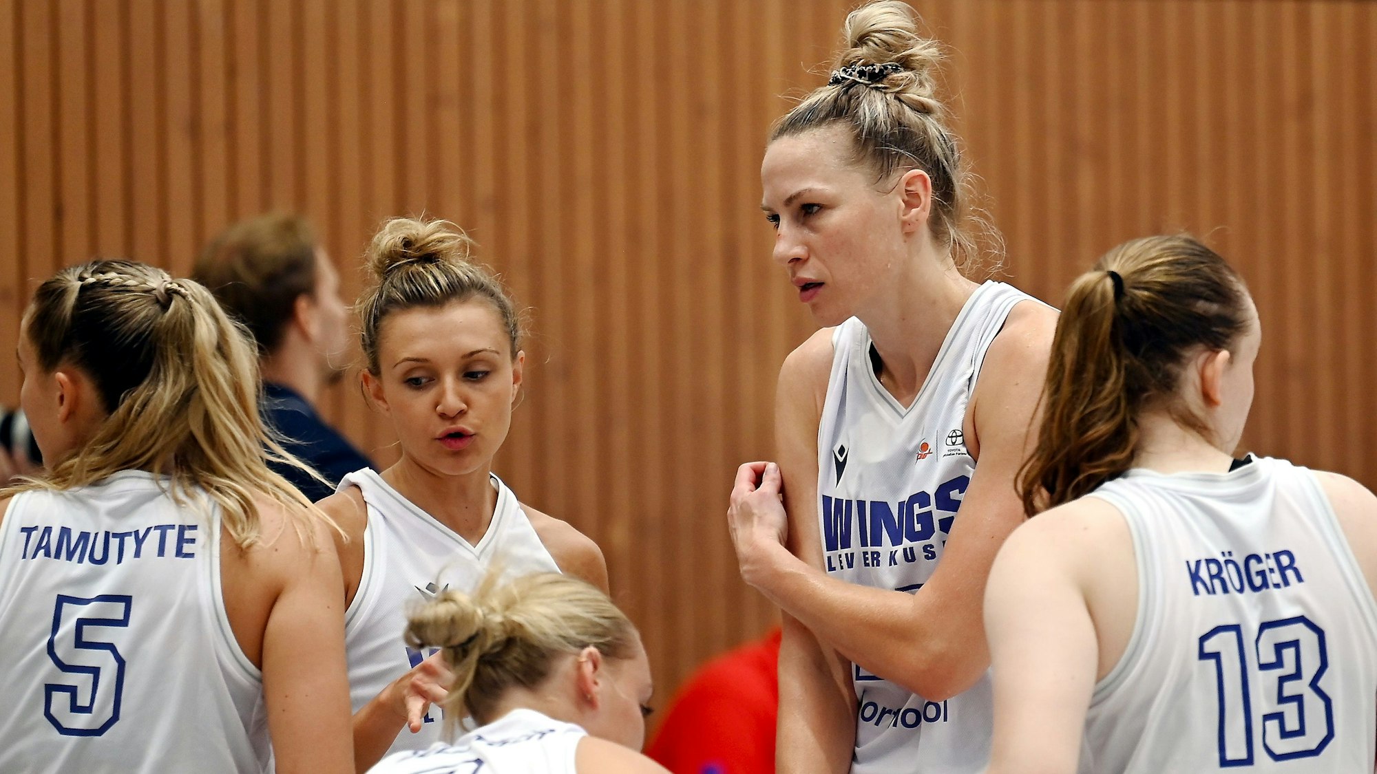 30.08.2024, Basketball-Wings Leverkusen - Rhöndorf
links: Cassidy Mihalko (Wings)
rechts: Lisa Koop (Wings)
Foto: Uli Herhaus