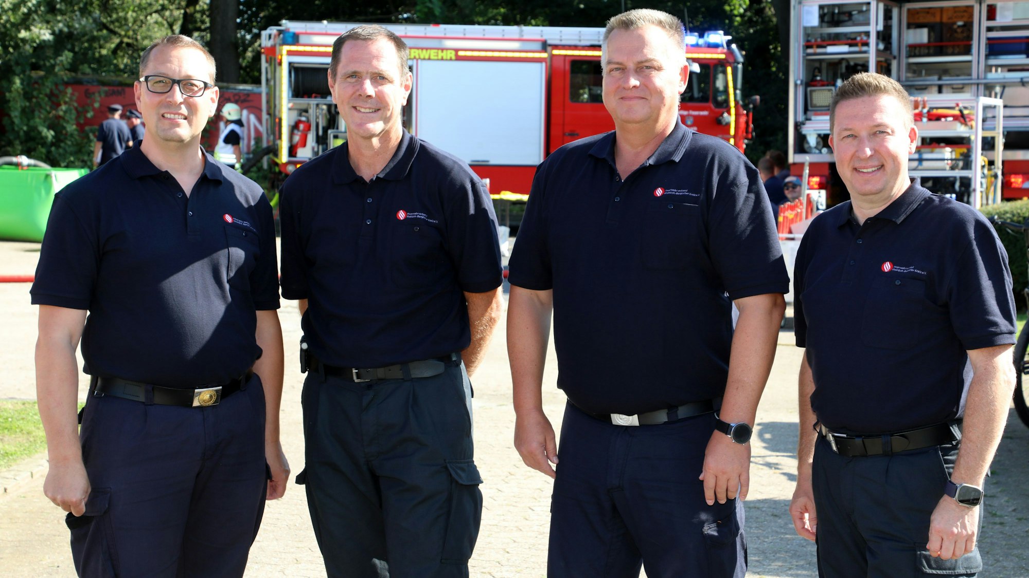 Der Vorstand des Kreisfeuerwehrverbandes Rhein-Berg steht in der Sonne in Leichlingen-Witzhelden beim Leistungsnachweis der Feuerwehren.