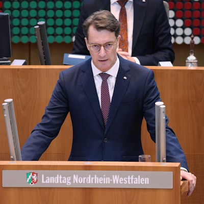 NRW-Ministerpräsident Hendrik Wüst spricht bei einer Plenarsitzung im Landtag. (Archivbild)
