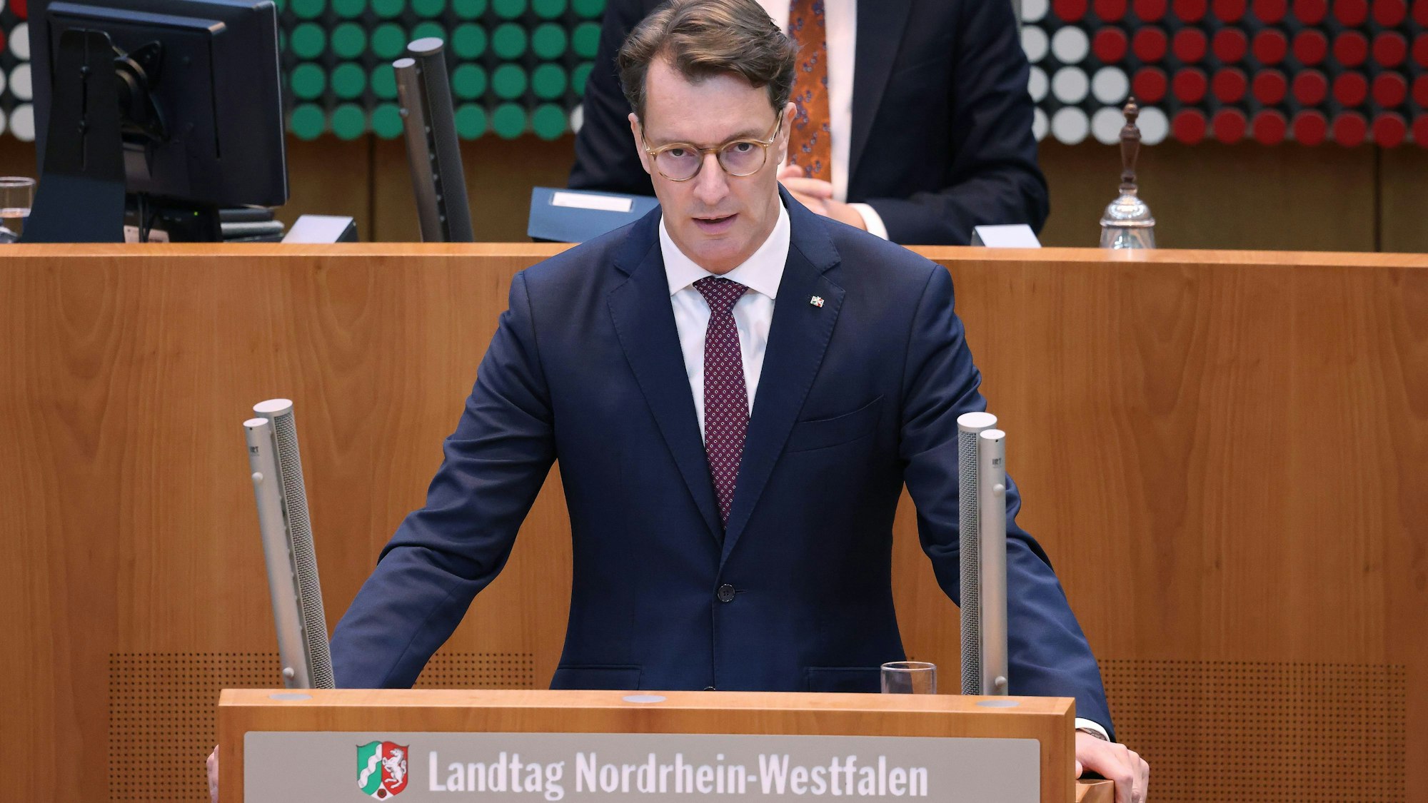 Der nordrhein-westfälische Ministerpräsident Hendrik Wüst spricht bei einer Plenarsitzung im Düsseldorfer Landtag.