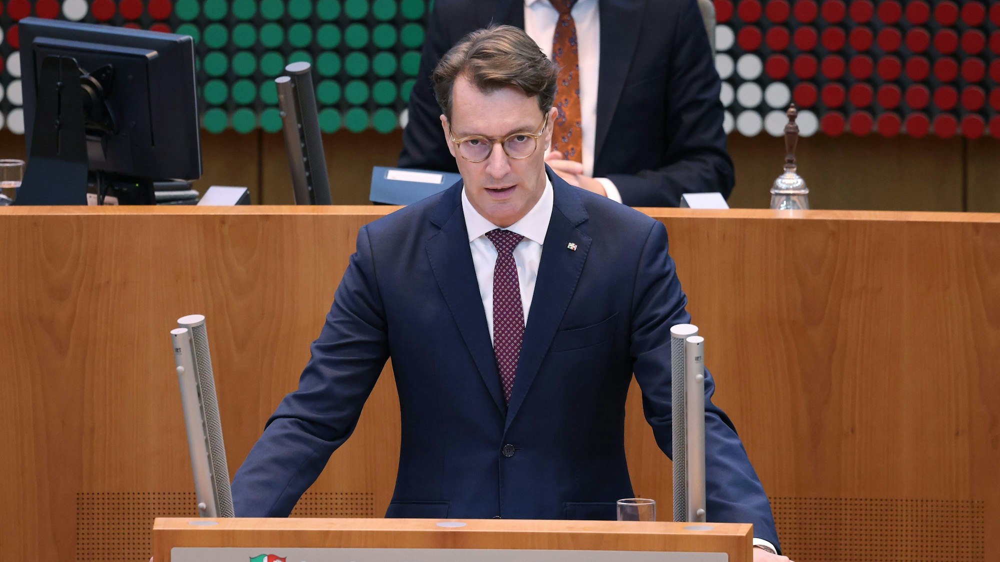 NRW-Ministerpräsident Hendrik Wüst spricht bei einer Plenarsitzung im Landtag. (Archivbild)