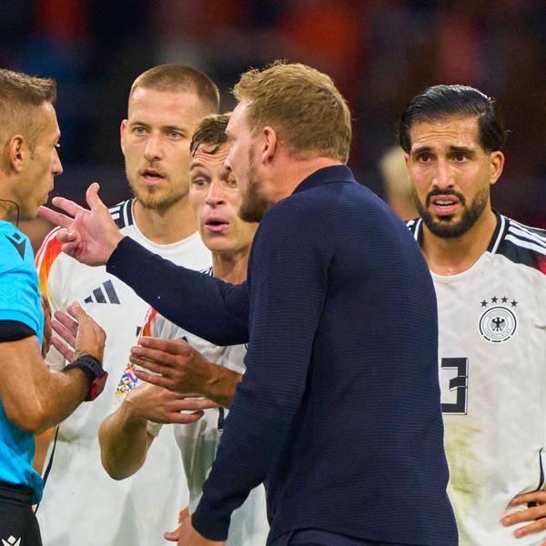 Bilder, die wir sehen wollen: Julian Nagelsmann und seine Nationalspieler stellen Schiedsrichter Massa zur Rede.