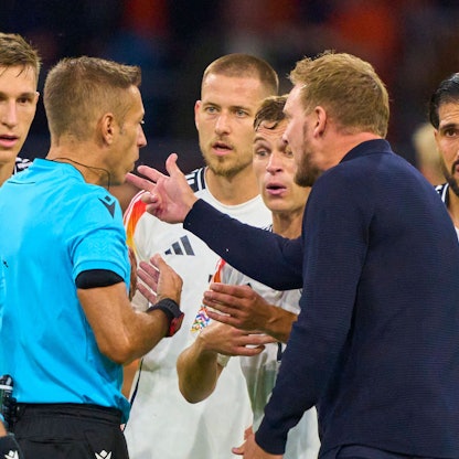Bilder, die wir sehen wollen: Julian Nagelsmann und seine Nationalspieler stellen Schiedsrichter Massa zur Rede.