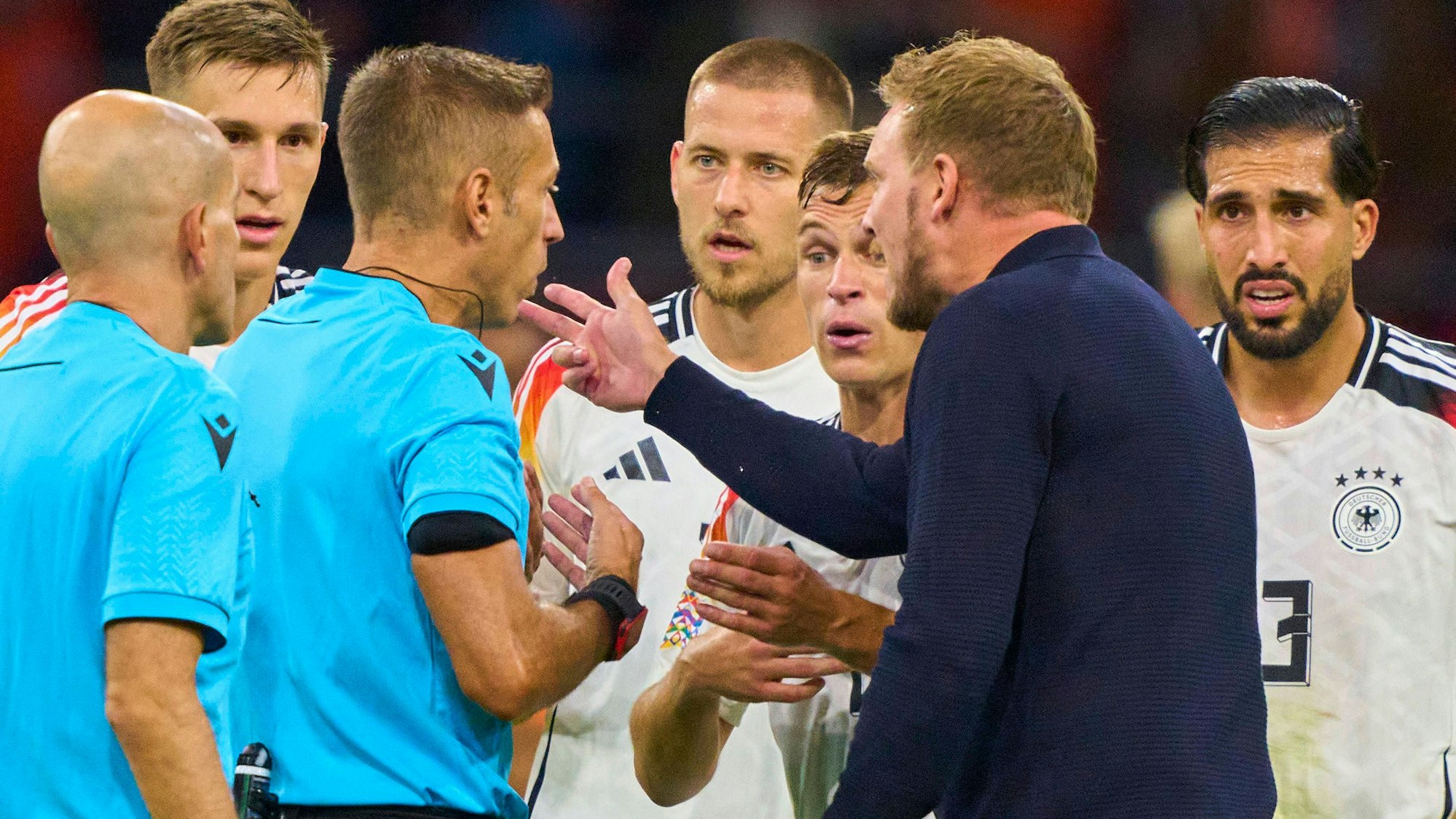 Bilder, die wir sehen wollen: Julian Nagelsmann und seine Nationalspieler stellen Schiedsrichter Massa zur Rede.