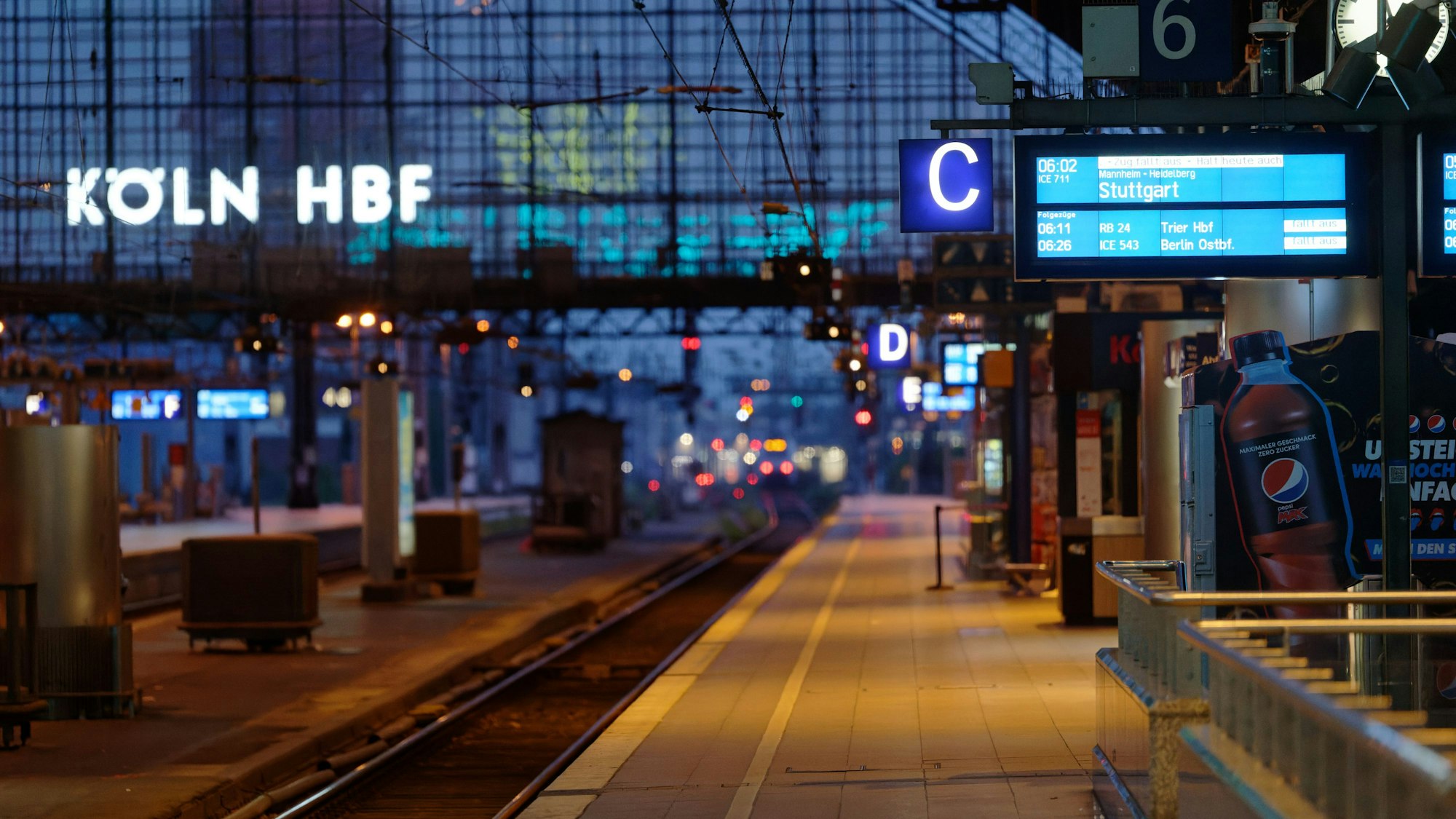 Der Kölner Hauptbahnhof bei Nacht