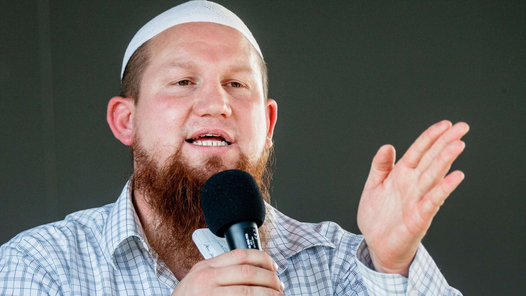 Der salafistische Prediger Pierre Vogel spricht am 19.07.2014 in Hamburg auf einer Kundgebung vor Anhängern auf dem Hachmannplatz.