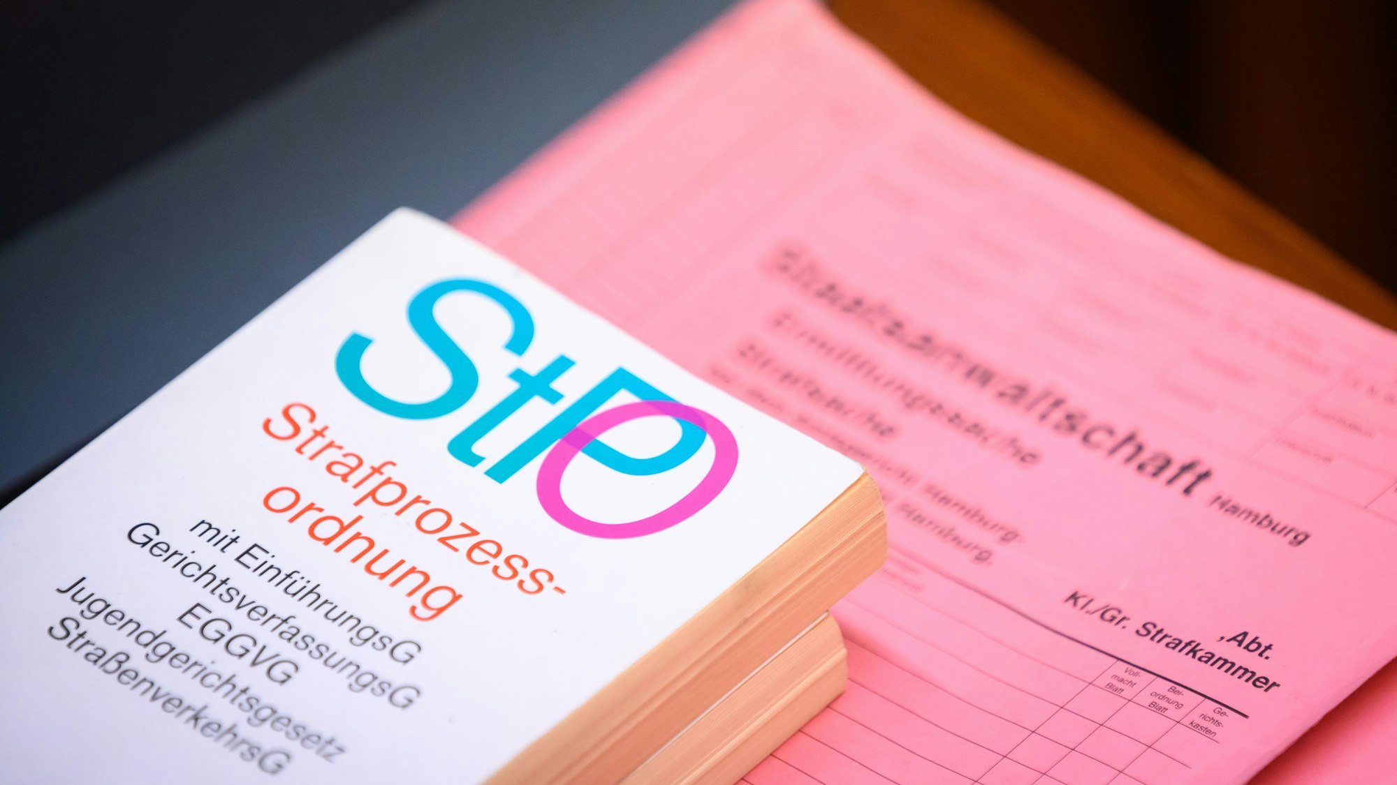 Eine Ausgabe der Strafprozessordnung (StPO) liegt auf einem Aktenordner.