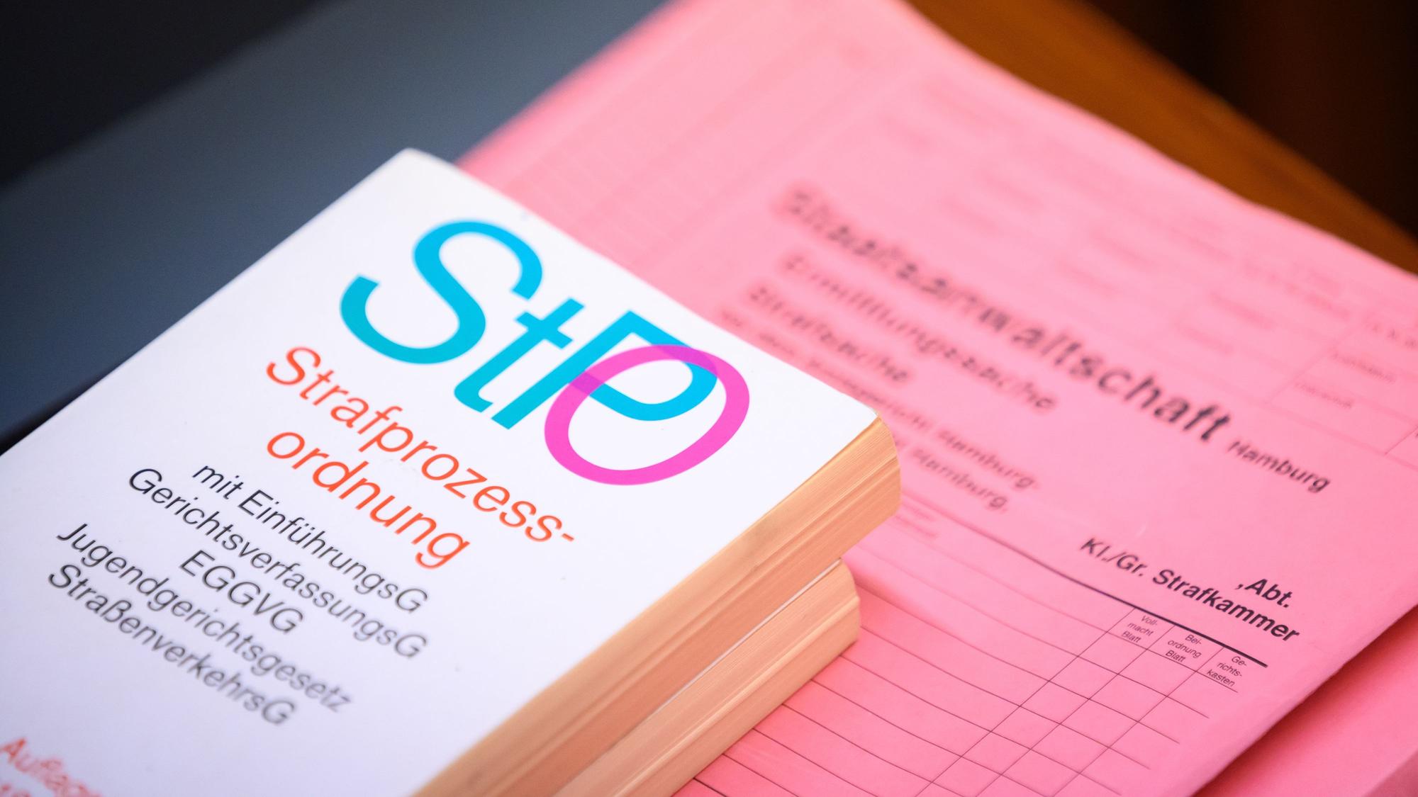Eine Ausgabe der Strafprozessordnung (StPO) liegt auf einem Aktenordner.