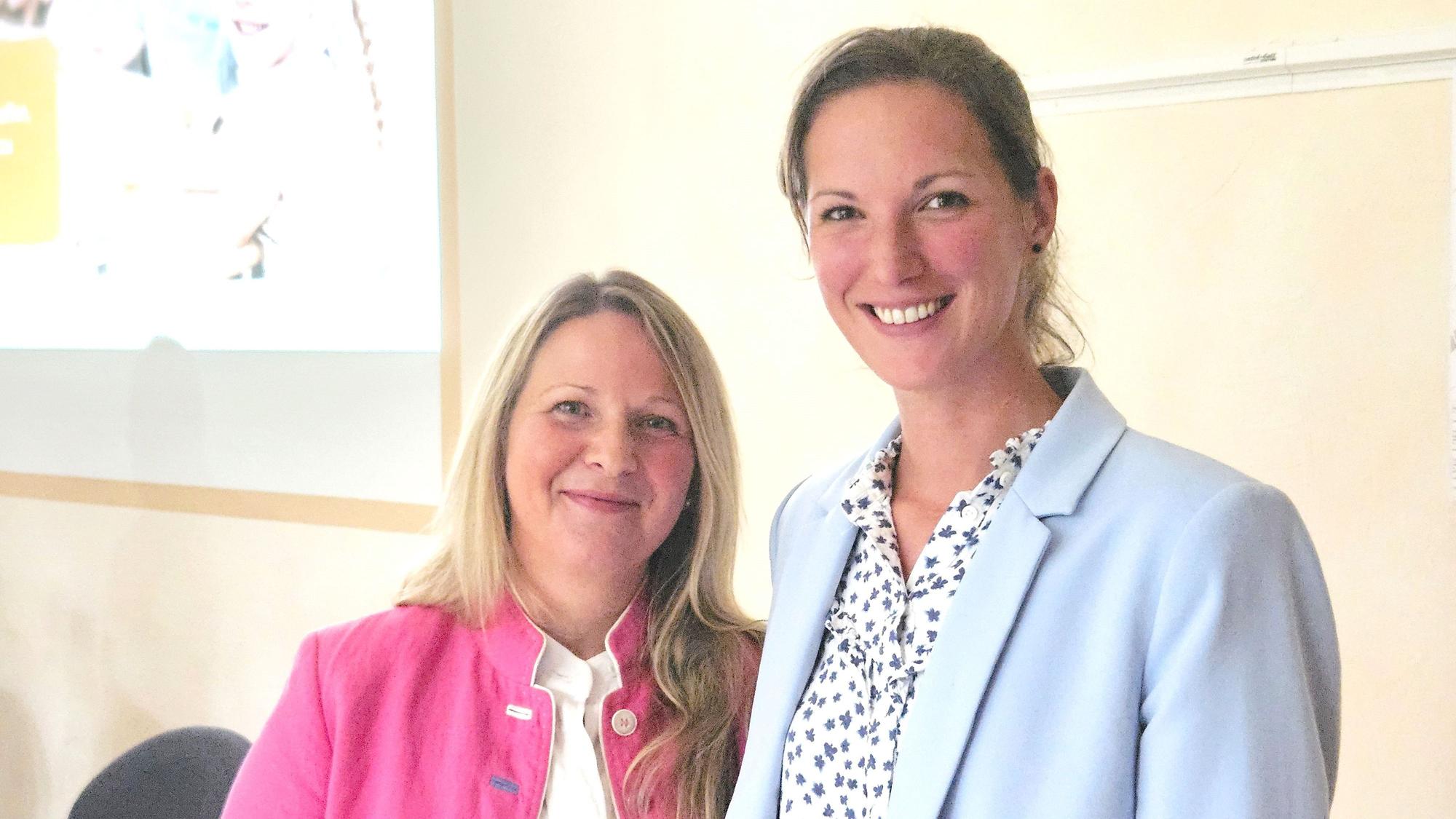 Klaudia Skodnik und Rebecca Müller stehen nebeneinander.