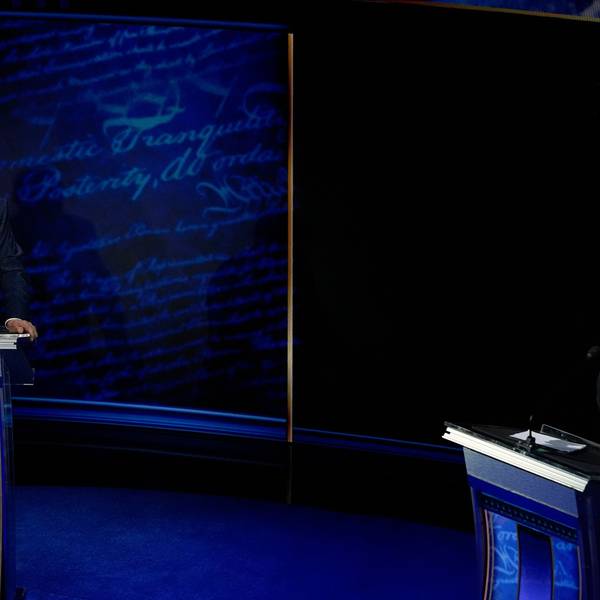 Die demokratische US-Präsidentschaftskandidatin Kamala Harris spricht während einer Präsidentschaftsdebatte mit dem republikanischen Präsidentschaftskandidaten und ehemaligen US-Präsidenten Donald Trump im National Constitution Center in Philadelphia.
