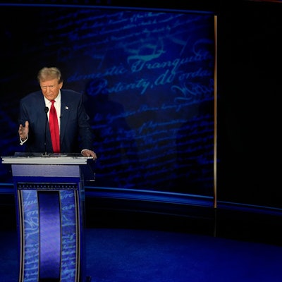 Die demokratische US-Präsidentschaftskandidatin Kamala Harris spricht während einer Präsidentschaftsdebatte mit dem republikanischen Präsidentschaftskandidaten und ehemaligen US-Präsidenten Donald Trump im National Constitution Center in Philadelphia.