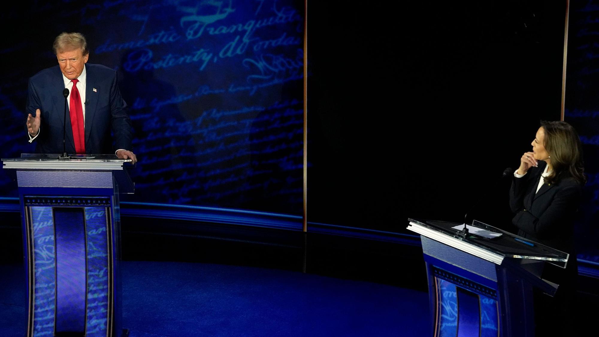 Die demokratische US-Präsidentschaftskandidatin Kamala Harris spricht während einer Präsidentschaftsdebatte mit dem republikanischen Präsidentschaftskandidaten und ehemaligen US-Präsidenten Donald Trump im National Constitution Center in Philadelphia.