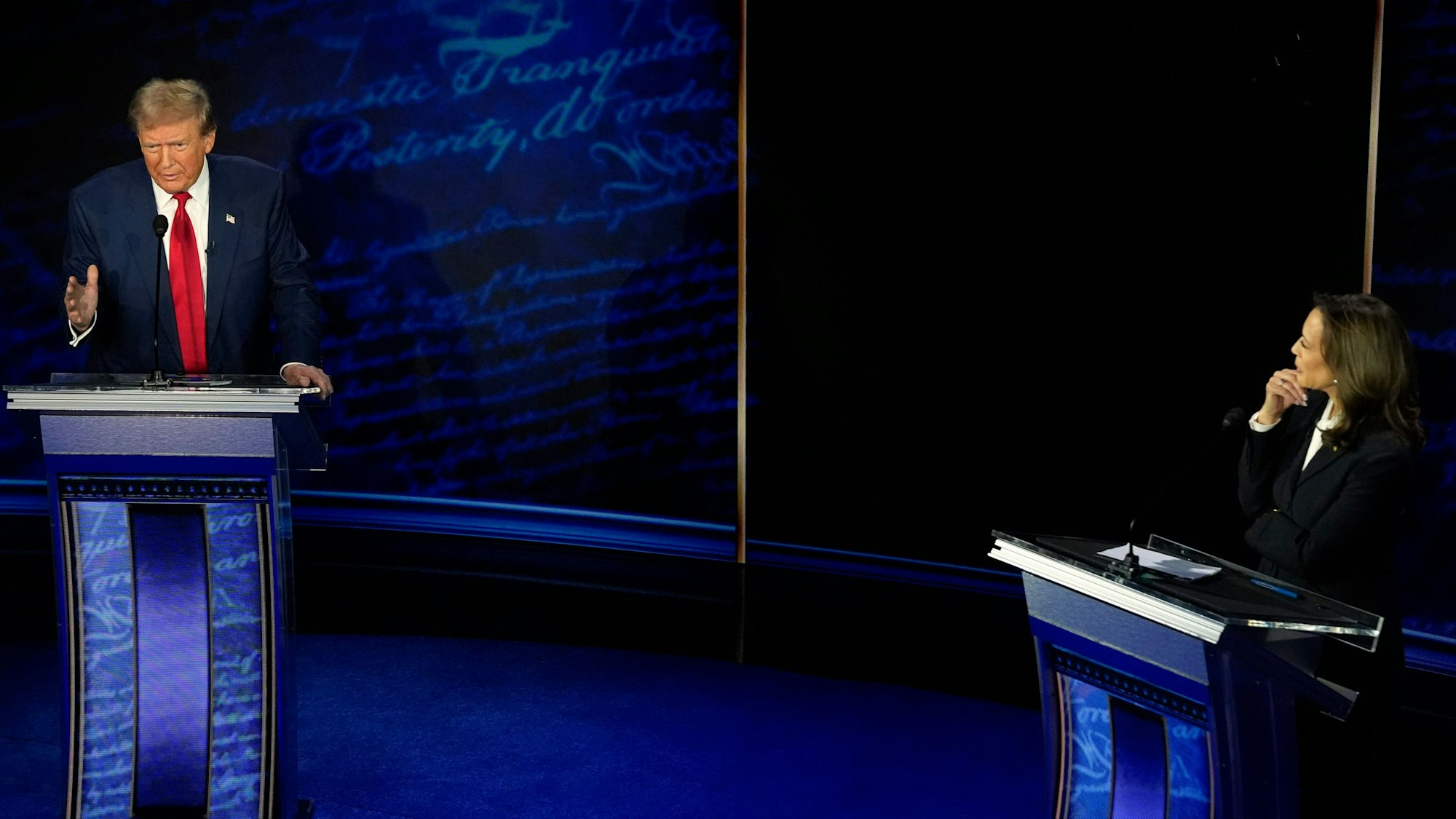 Die demokratische US-Präsidentschaftskandidatin Kamala Harris spricht während einer Präsidentschaftsdebatte mit dem republikanischen Präsidentschaftskandidaten und ehemaligen US-Präsidenten Donald Trump im National Constitution Center in Philadelphia.