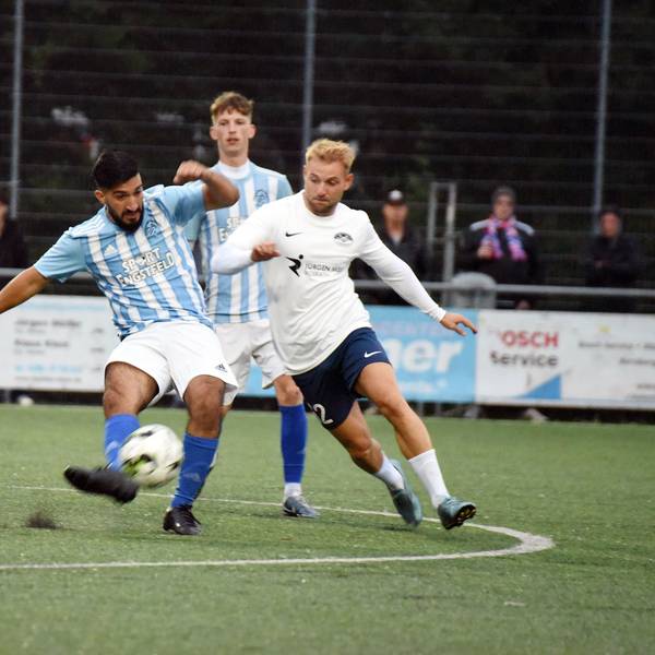 Szene aus dem Pokalspiel zwischen der Spielvereinigung Dümmlinghausen-Bernberg und dem TV Hoffnungsthal auf dem Sportplatz in Bernberg.