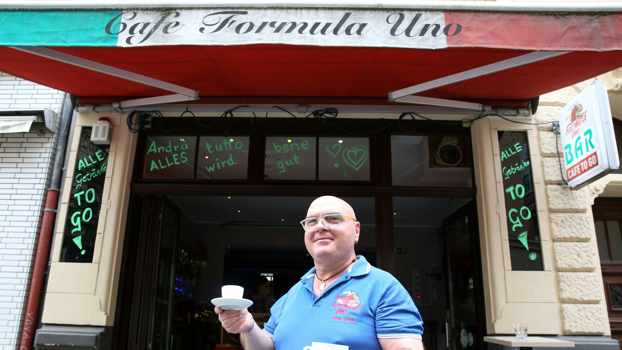 Ein Mann mit mehreren Tassen Kaffee in der Hand