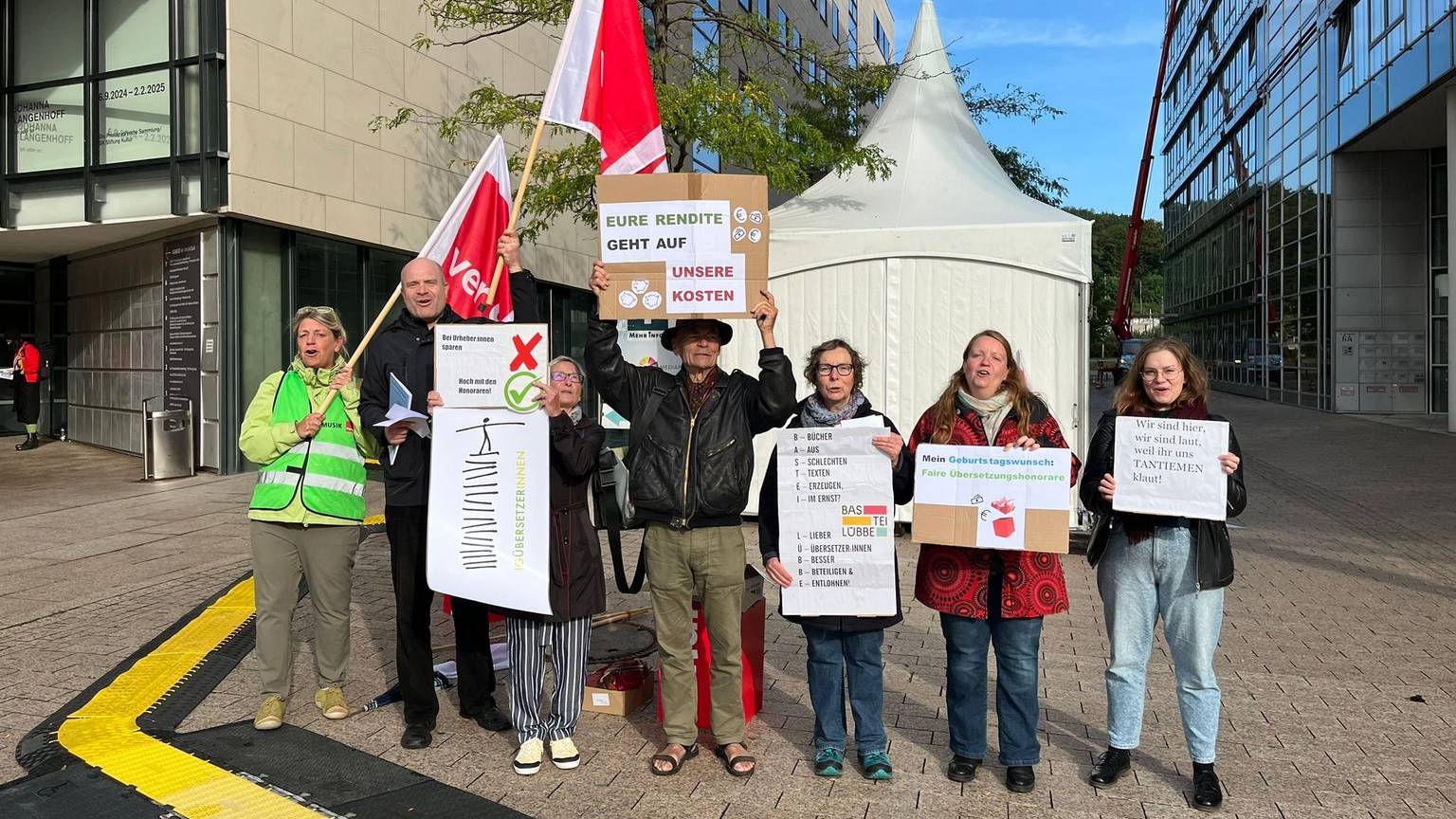 Vor der Hauptversammlung von Bastei Lübbe: Der Berufsverband der Übersetzer und Verdi protestieren.