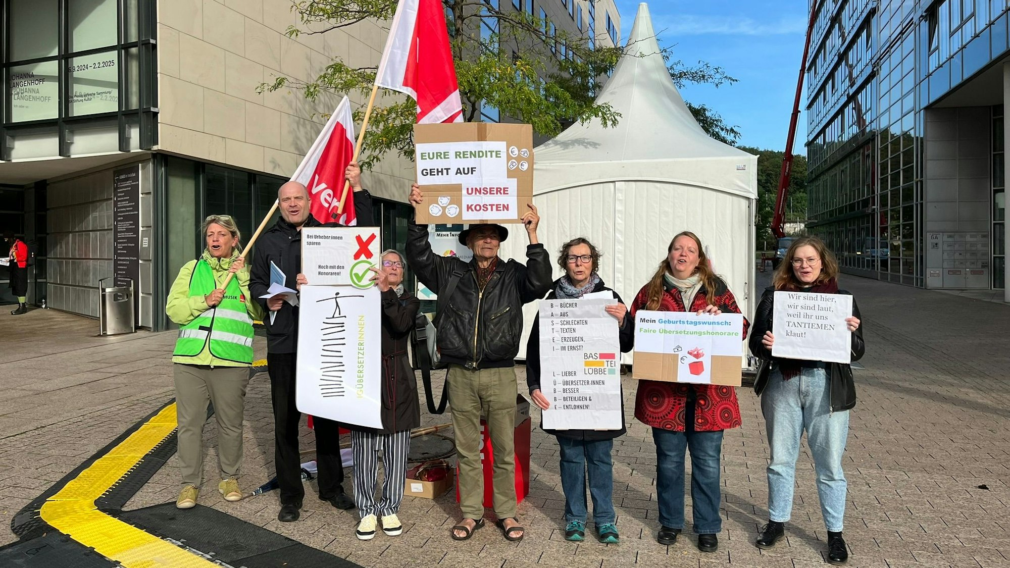 Vor der Hauptversammlung von Bastei Lübbe: Der Berufsverband der Übersetzer und Verdi protestieren.
