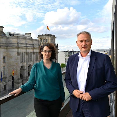 Sabine Grützmacher und Carsten Brodesser am Berliner Reichstagsgebäude.