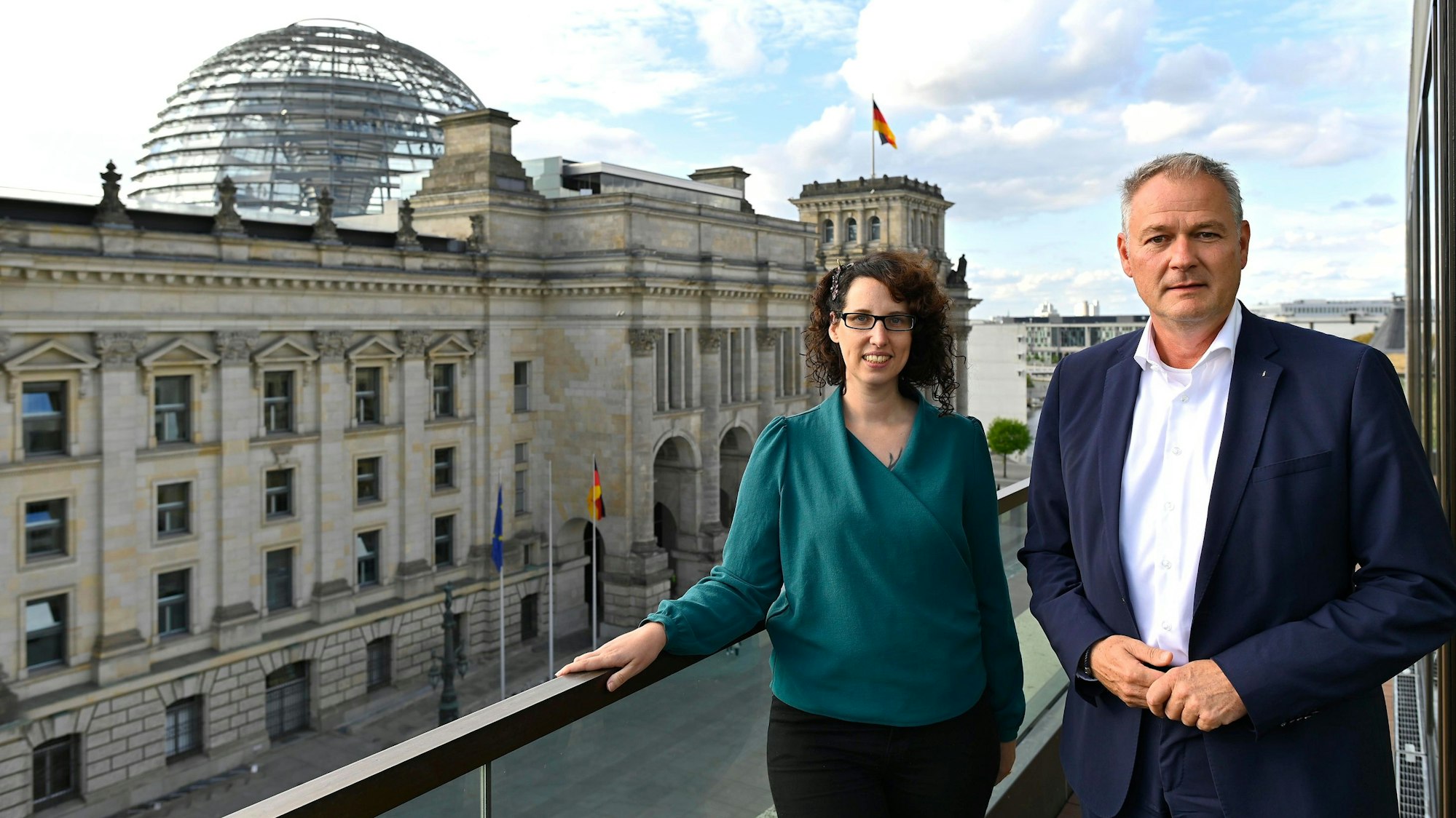 Sabine Grützmacher und Carsten Brodesser am Berliner Reichstagsgebäude.