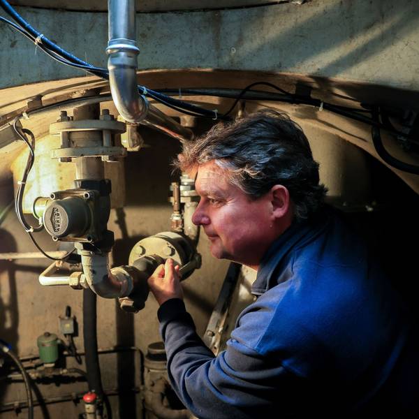Guido Rahm in einem Bunker mit technischer Ausstattung im Hintergrund.