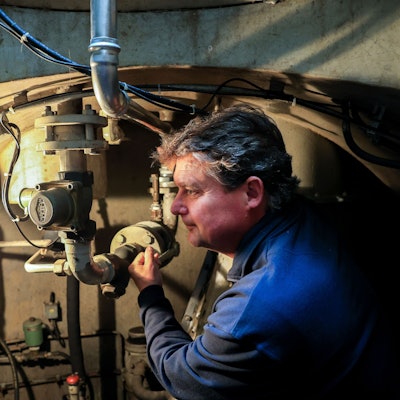 Guido Rahm in einem Bunker mit technischer Ausstattung im Hintergrund.