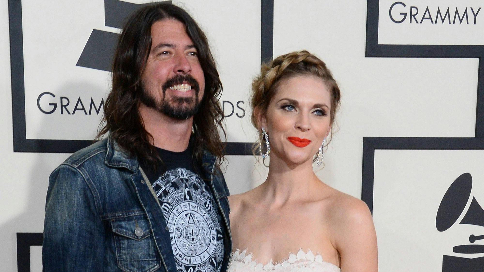 Jordyn Blum und Dave Grohl auf dem roten Teppich.