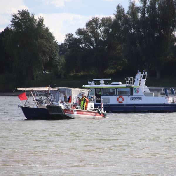 Ein Feuerwehrboot sichert eine Segelyacht mit Motorschaden.