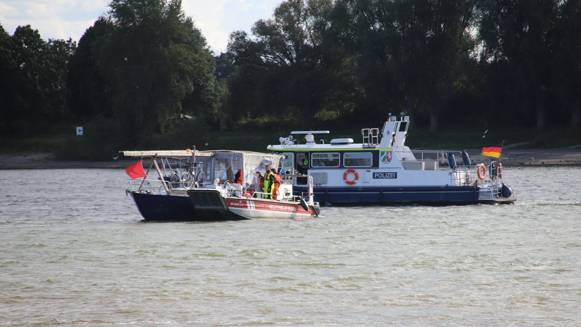 Ein Feuerwehrboot sichert eine Segelyacht mit Motorschaden.