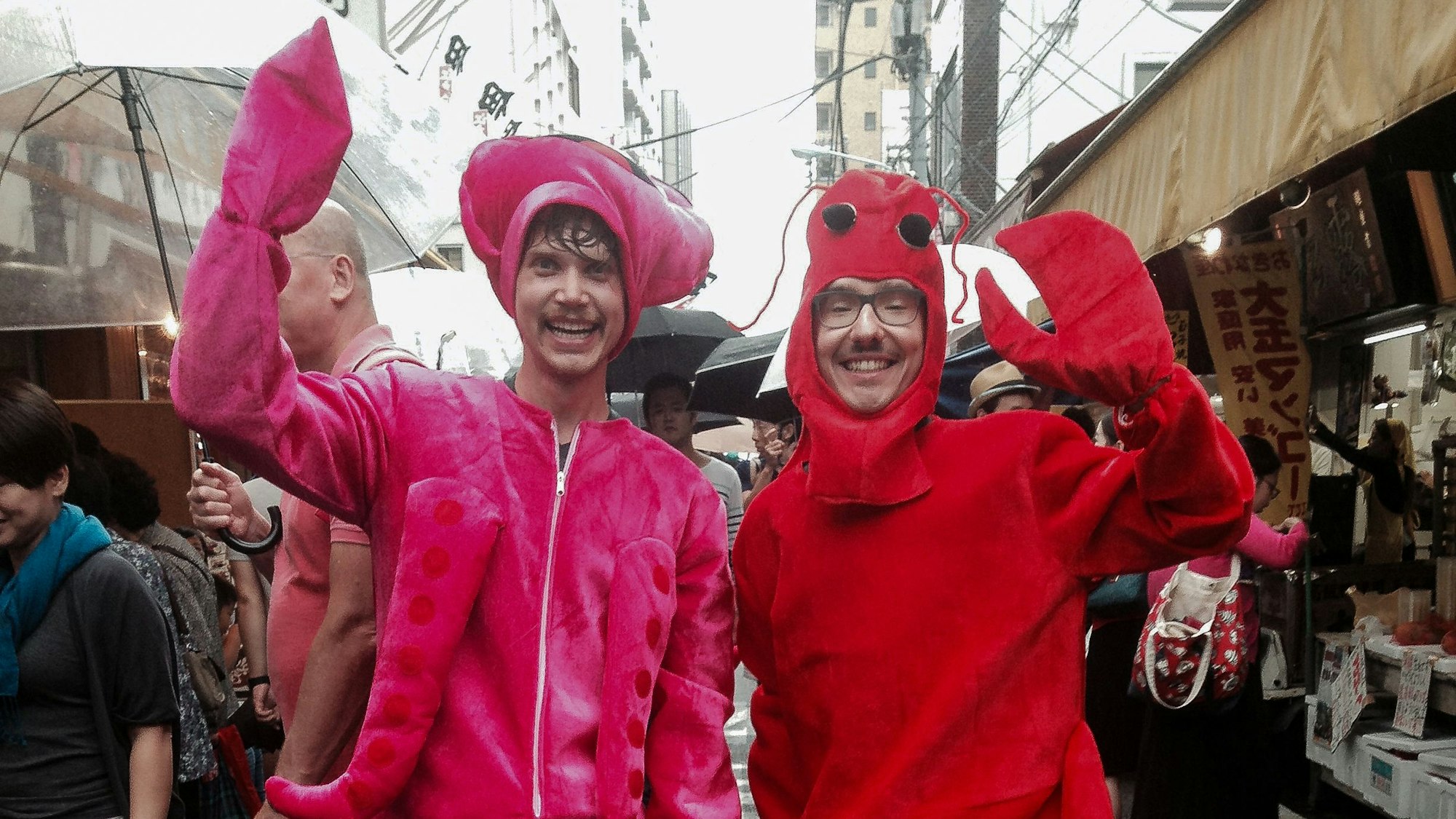 Die Beiden haben sich schon an vielen Orten auf der Welt getroffen. 2015 etwa, verkleidet als Meerestiere, auf dem Fischmarkt in Tokio.