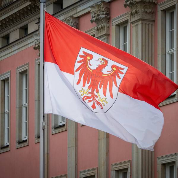 Die Landesflagge mit dem roten Brandenburger Adler weht im Hof des Brandenburger Landtages.