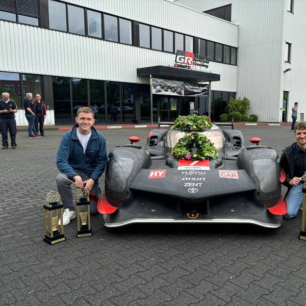 Teil eines Rennsport-Teams: Die Doktoranden Jens Brandt (l., 26) und Noah Pütz (27) mit einem Wagen von Toyota Gazoo Racing.