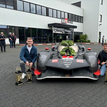Teil eines Rennsport-Teams: Die Doktoranden Jens Brandt (l., 26) und Noah Pütz (27) mit einem Wagen von Toyota Gazoo Racing.