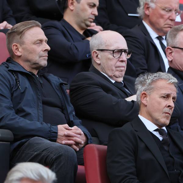 Thomas Häßler sitzt zusammen mit Reiner Calmund und Pierre Littbarski.
