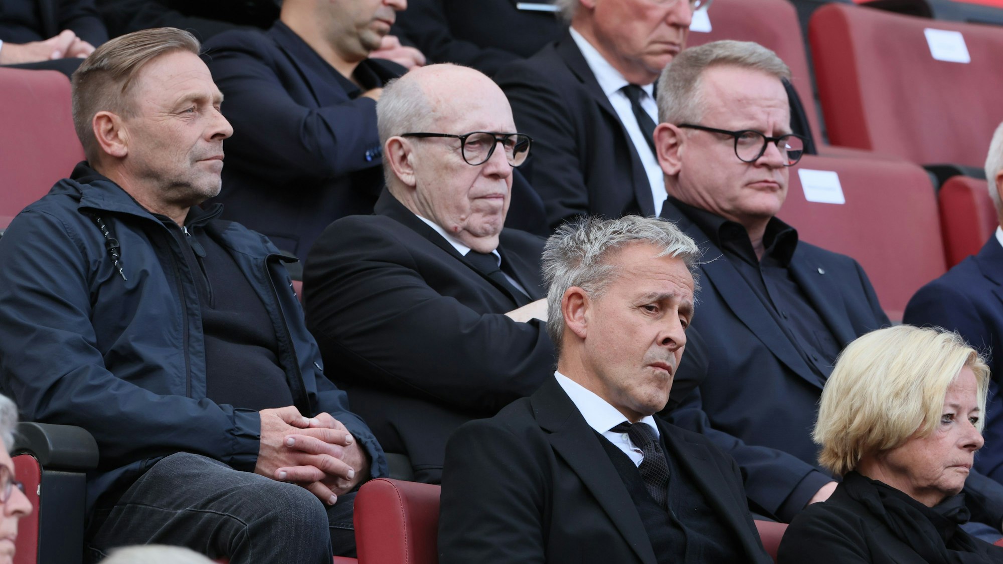Thomas Häßler sitzt zusammen mit Reiner Calmund und Pierre Littbarski.