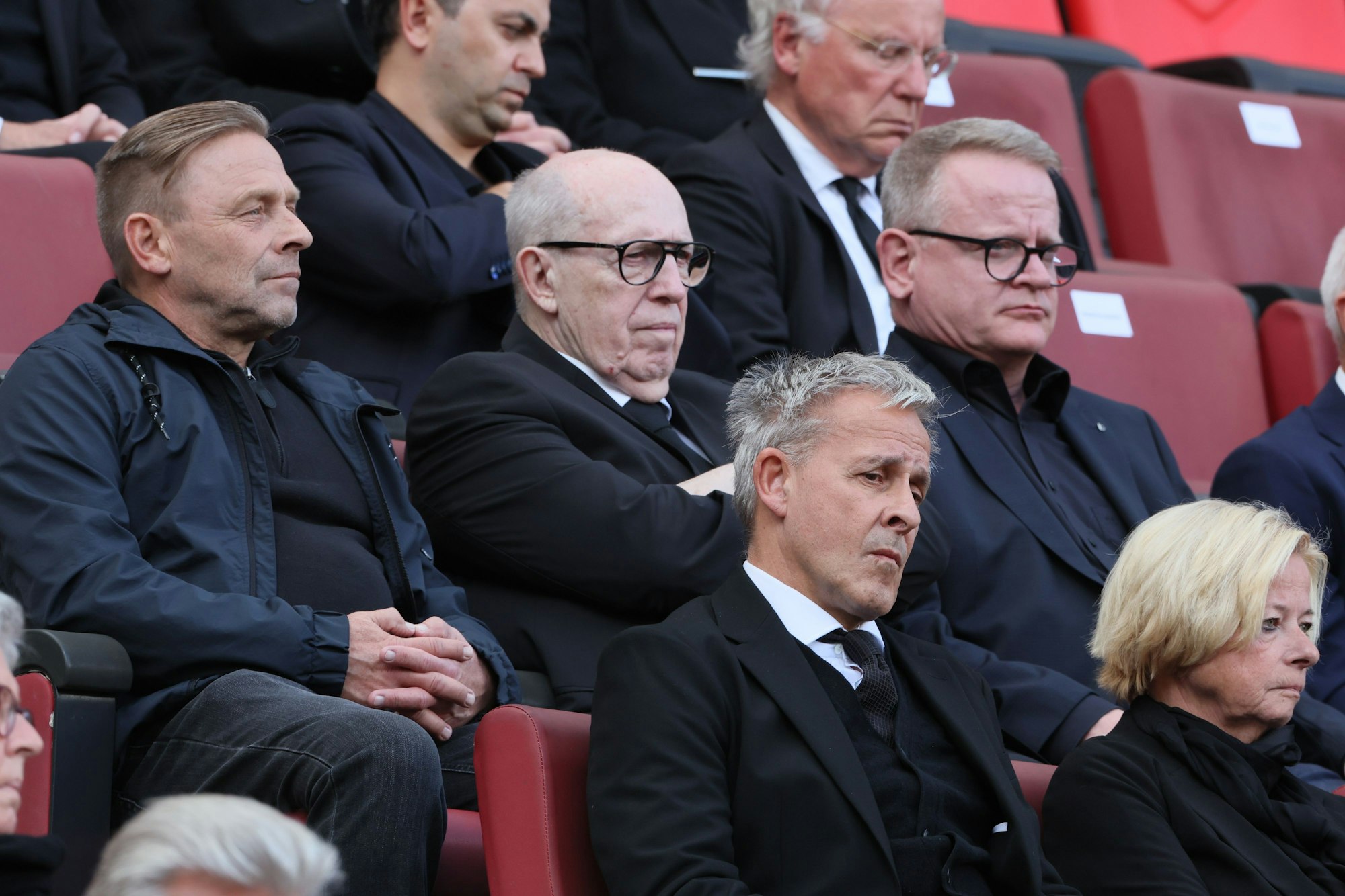 Thomas Häßler sitzt zusammen mit Reiner Calmund und Pierre Littbarski.