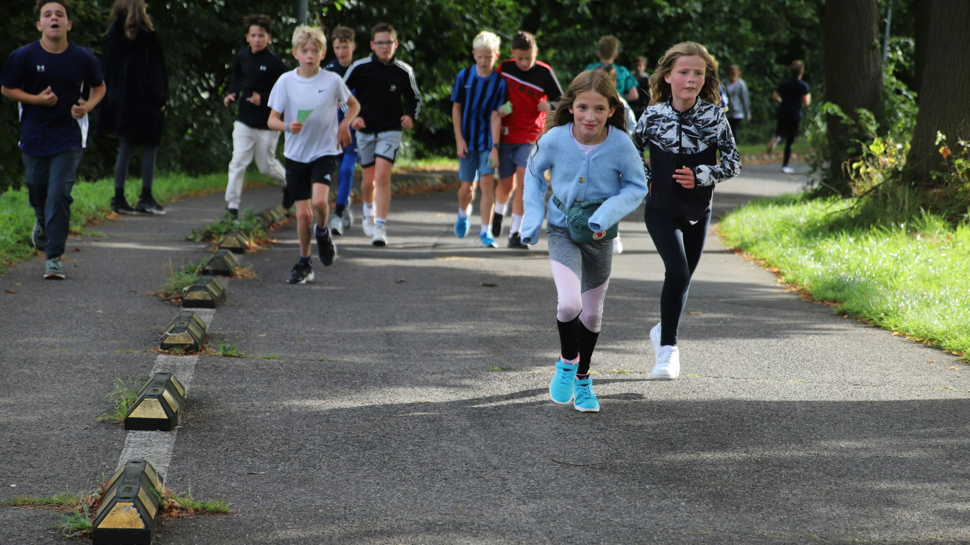 Schülerinnen und Schüler nehmen eine Steigung.