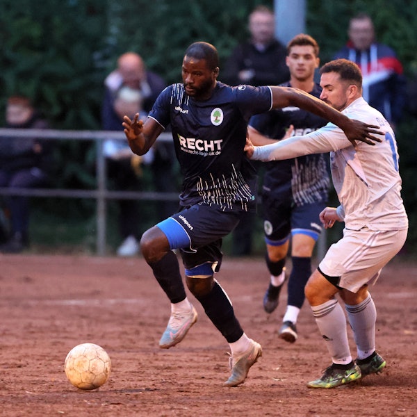 Auf dem Foto ist ein Zweikampf zwischen Spielern aus Königsdorf und Kerpen zu sehen.