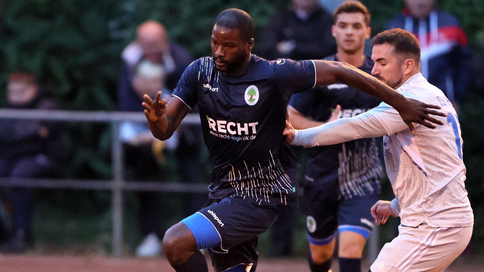 Auf dem Foto ist ein Zweikampf zwischen Spielern aus Königsdorf und Kerpen zu sehen.