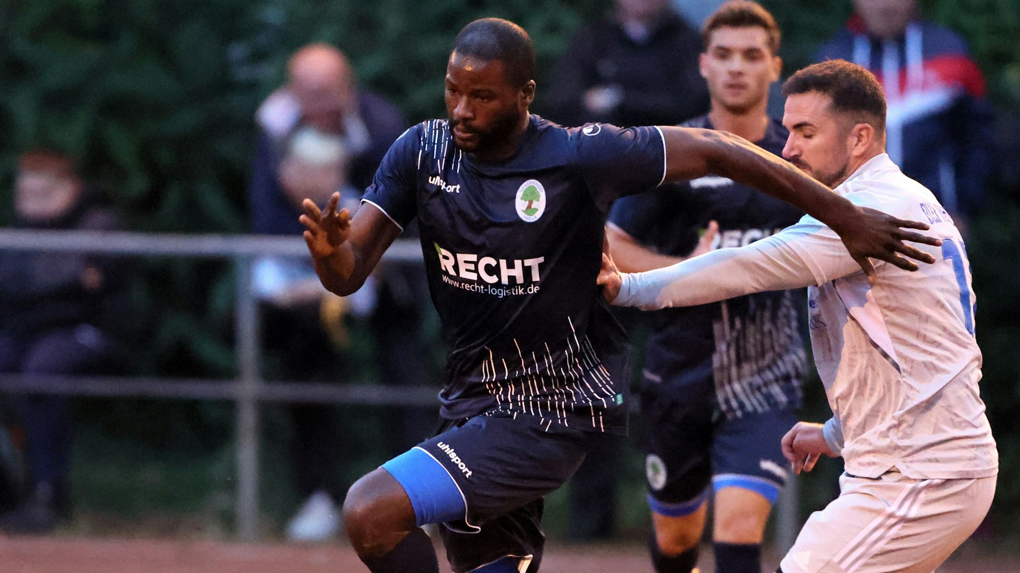 Auf dem Foto ist ein Zweikampf zwischen Spielern aus Königsdorf und Kerpen zu sehen.